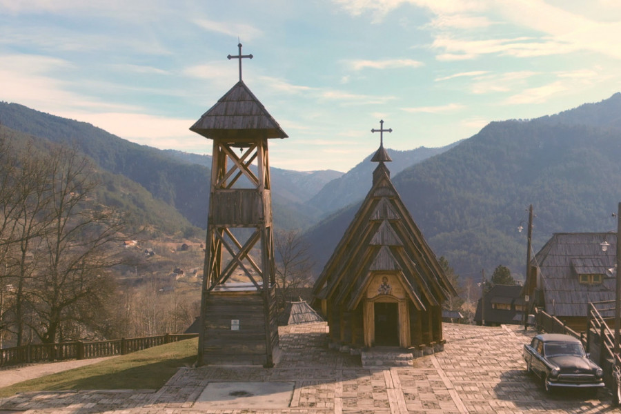 SKRIVENI BISERI SVETOSAVSKE BAŠTINE: Izložba posvećena svetinjama od drveta koje odolevaju vekovima