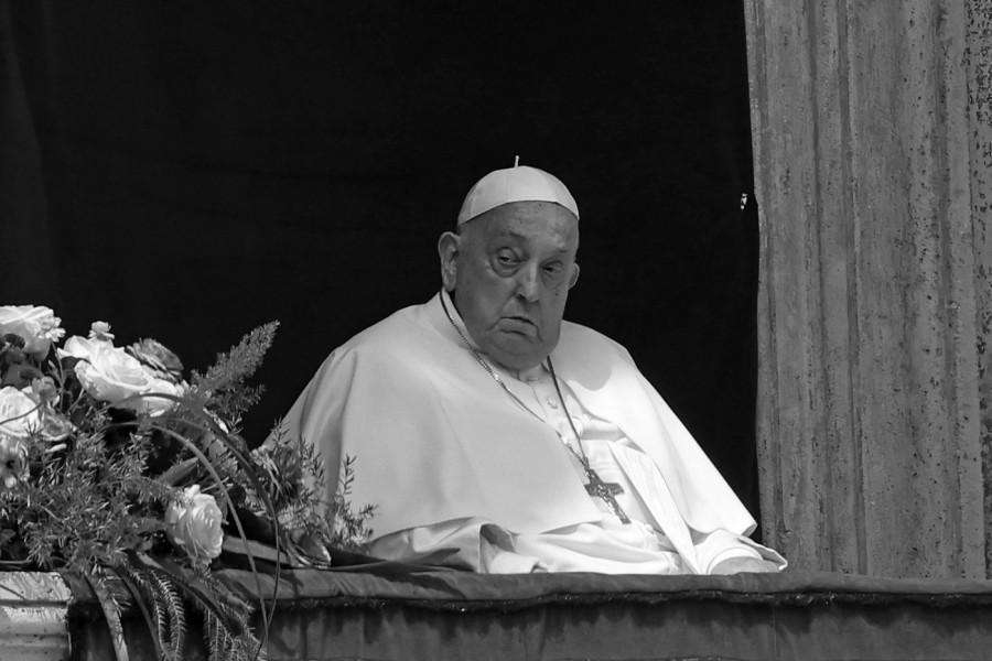 JUČE SE POJAVIO PRED VERNICIMA I PORUČIO JEDNO: Ovo je poslednja fotografija papa Franje i uzrok njegove smrti
