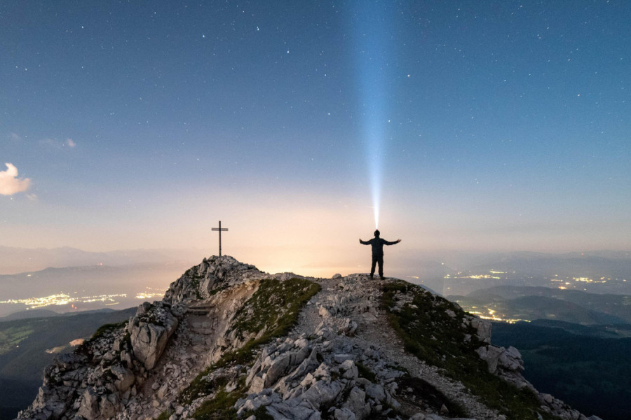 ZAŠTO NEKI VIDE TAMU KAO SVETLOST? Reči Svetog Teofana Zatvornika koje razotkrivaju gordost i slepilo uma