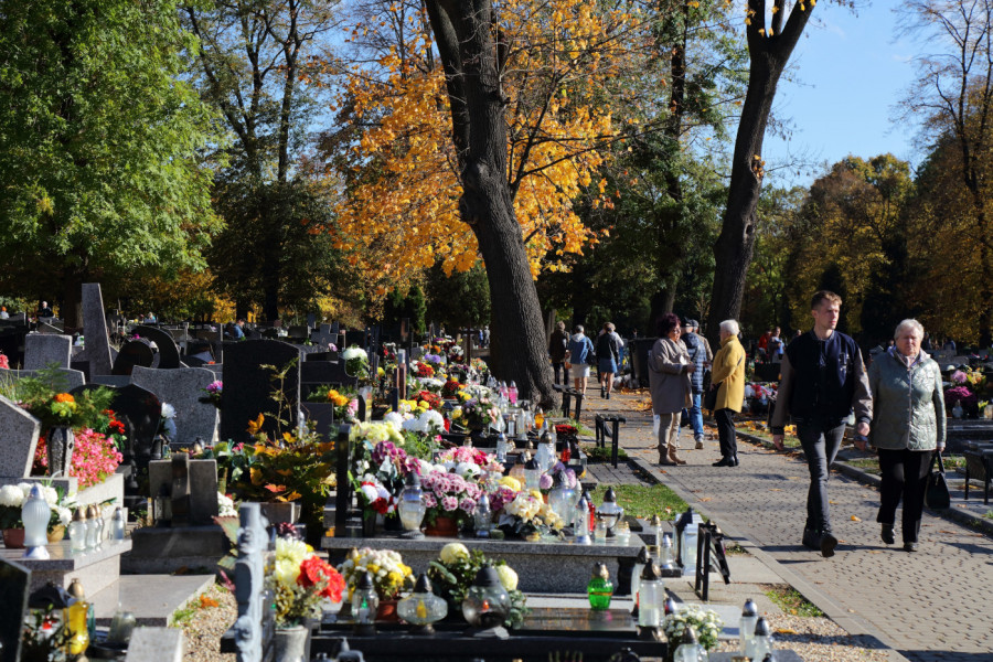 U SUBOTU SU ZADUŠNICE: Da li se sveće moraju paliti na grobu i šta još treba učiniti tog dana